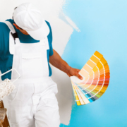 pintor preparando para pintar una pared